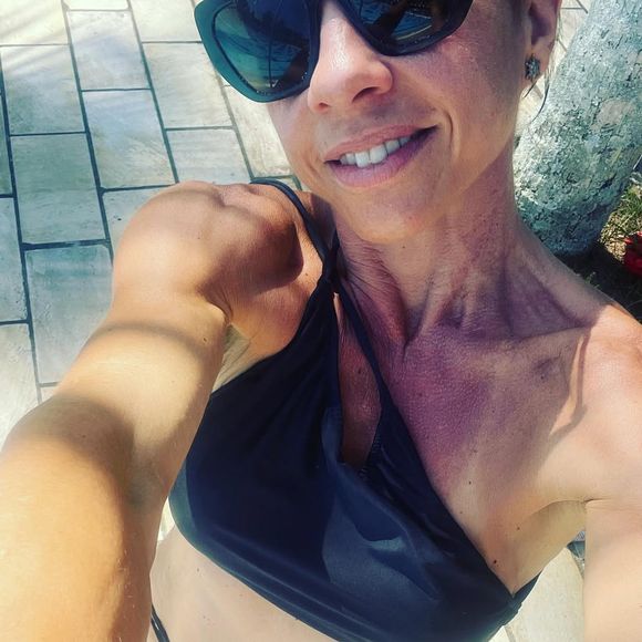 De biquíni quadriculado, a atriz de 'História de Amor' valorizou seu corpo definido e ganhou elogios