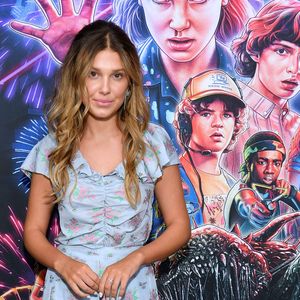 Millie Bobby Brown em evento da terceira temporada da série 'Stranger Things'; atriz variou estilo ao longo dos anos