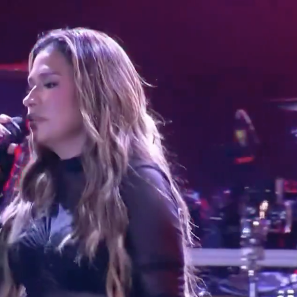 Equipe de Simone Mendes cometeu uma gafe que viralizou na web enquanto a artista cantava um remix da música 'Copo de Veneno'