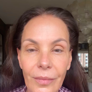A atriz Carolina Ferraz atualmente está com 57 anos e deu o que falar ao publicar sua rotina de skincare na web