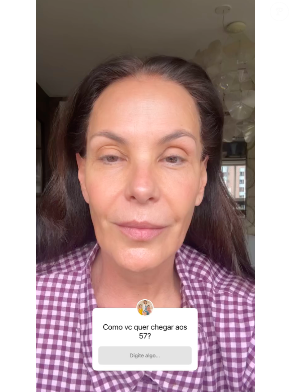 A atriz Carolina Ferraz atualmente está com 57 anos e deu o que falar ao publicar sua rotina de skincare na web