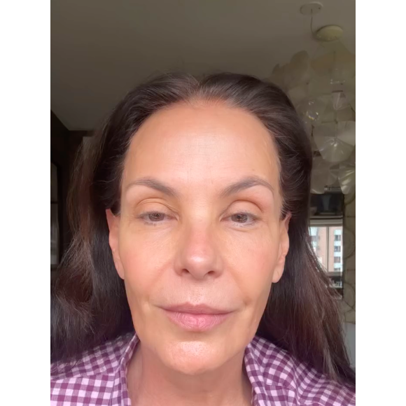 A atriz Carolina Ferraz atualmente está com 57 anos e deu o que falar ao publicar sua rotina de skincare na web