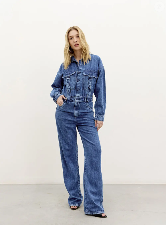 A lavagem estilosa do macacão lembrou muito um modelo da marca Triton: Macacão Jeans Manga Longa com Bolsos, referência 541400588, cor Índigo, por R$ 1.057,62 ou em até 6x de R$ 179,87 no cartão de crédito