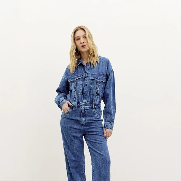 A lavagem estilosa do macacão lembrou muito um modelo da marca Triton: Macacão Jeans Manga Longa com Bolsos, referência 541400588, cor Índigo, por R$ 1.057,62 ou em até 6x de R$ 179,87 no cartão de crédito