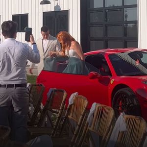 Sofia Liberato e Gabriel Gravino chegaram juntos à cerimônia a bordo de uma Ferrari comprada pelo casal este mês