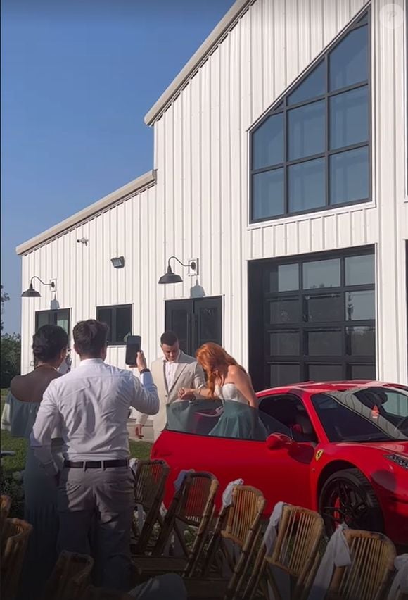 Sofia Liberato e Gabriel Gravino chegaram juntos à cerimônia a bordo de uma Ferrari comprada pelo casal este mês