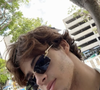 Natural de Kavala, na Grécia, Stavros Floros tinha uma rotina bastante diferente da imagem tradicional de um participante de reality show. Aos 22 anos, ele estudava Contabilidade e Finanças e conciliava os estudos com trabalhos em obras e no campo.
