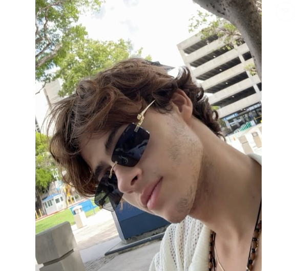 Natural de Kavala, na Grécia, Stavros Floros tinha uma rotina bastante diferente da imagem tradicional de um participante de reality show. Aos 22 anos, ele estudava Contabilidade e Finanças e conciliava os estudos com trabalhos em obras e no campo.