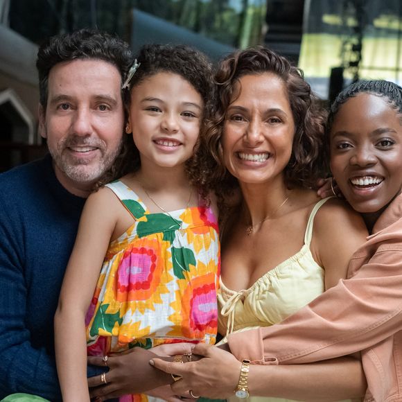 Camila Pitanga de volta nos bastidores de Dona de Mim, ao lado de Sofia (Elis Cabral), Allan Fiterman e Leo (Clara Moneke)