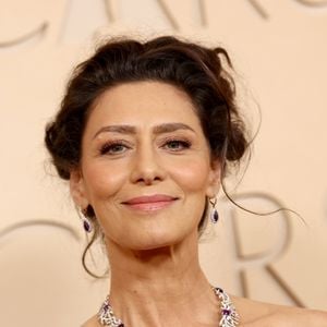 Ícone de elegância aos 50+, Maria Fernanda Cândido mostra que um olhar aberto e iluminado pode ser conquistado com técnicas simples de maquiagem, como a aplicação correta da máscara de cílios desde a raiz