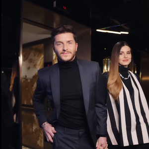 As listras verticais são ótimas para criar um efeito alongador. Ao direcionar o olhar de cima para baixo, elas ajudam a afinar a silhueta e suavizar o contorno da barriga, especialmente úteis nos primeiros meses da gestação, quando a mulher pode preferir um visual mais discreto.