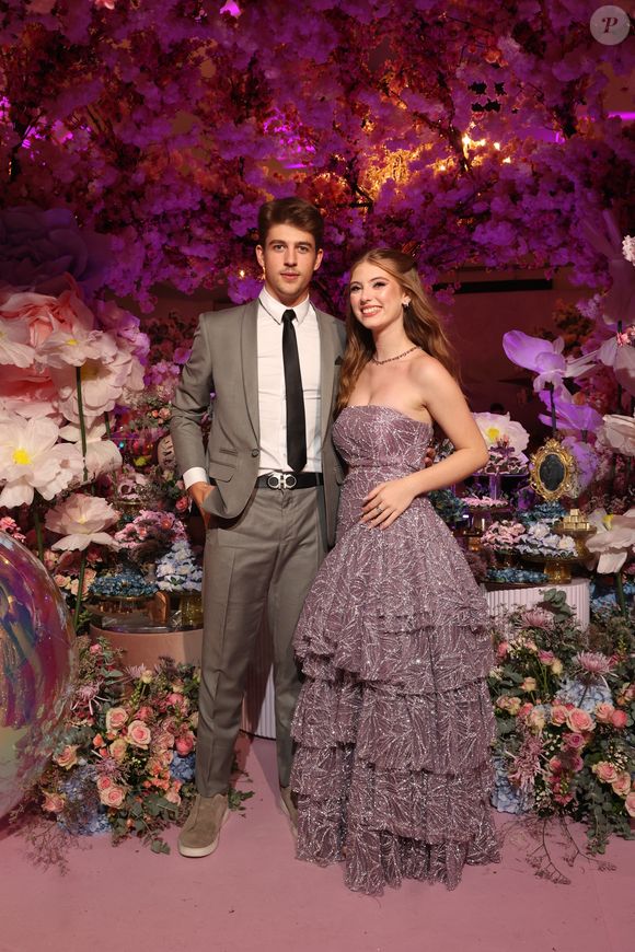 O ator Antônio Zeni, no estilo casual chic esporte fino, também fez questão de estar na comemoração de Lorena Queiroz no último sábado (21)