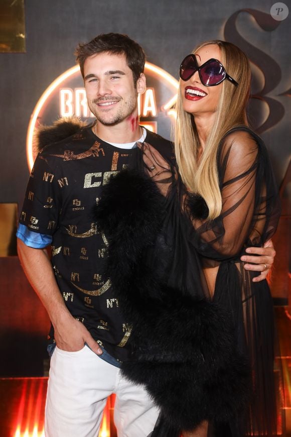 Sabrina Sato surgiu usando apenas um robe e biquíni PP no Camarote N1