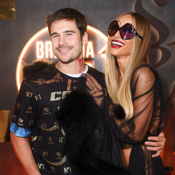 Sabrina Sato surgiu usando apenas um robe e biquíni PP no Camarote N1