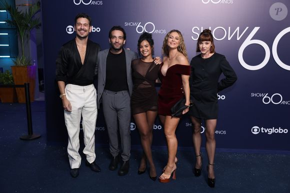 Alice Wegmann e Bella Campos surgiram juntas em foto com outros atores de 'Vale Tudo' em meio a polêmicas da novata com Cauã Reymond