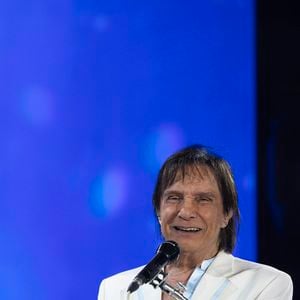 Roberto Carlos entoou diversos clássicos de sua carreira e, como já é de praxe, fez algumas alterações nas letras das canções