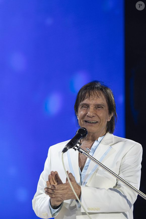 Roberto Carlos entoou diversos clássicos de sua carreira e, como já é de praxe, fez algumas alterações nas letras das canções