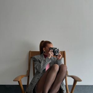 Nesta semana, a atriz compartilhou em seu perfil do Instagram fotos investindo em uma sapatilha de menos de R$ 200,00 que usou durante viagem à China