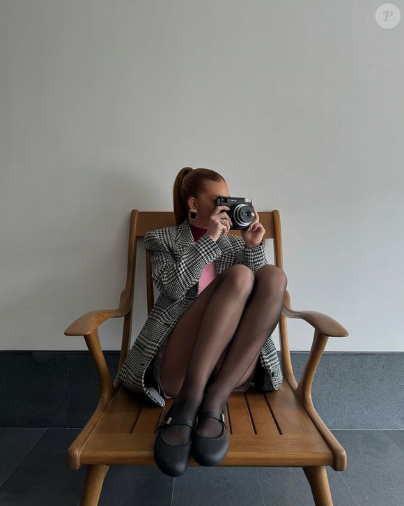 Nesta semana, a atriz compartilhou em seu perfil do Instagram fotos investindo em uma sapatilha de menos de R$ 200,00 que usou durante viagem à China