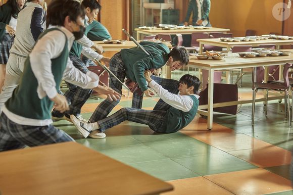 Em 'All of Us Are Dead', um experimento na escola sai de controle e transforma professores e alunos em zumbis