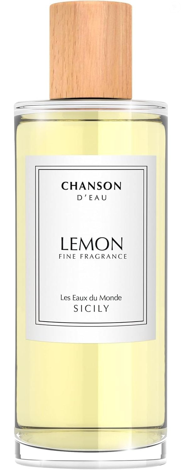 Chanson D'Eau Lemon (Coty) transforma o aroma de limão em uma fragrância cremosa e elegante, combinando cítricos com flor de laranjeira, chá verde, maçã e gengibre. O resultado é um perfume delicioso e com cara de dias quentes