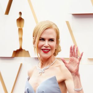 Aos 59 anos, Nicole Kidman reforça a força dos esmaltes claros, escolha frequente da atriz para manter um visual clássico, delicado e atemporal