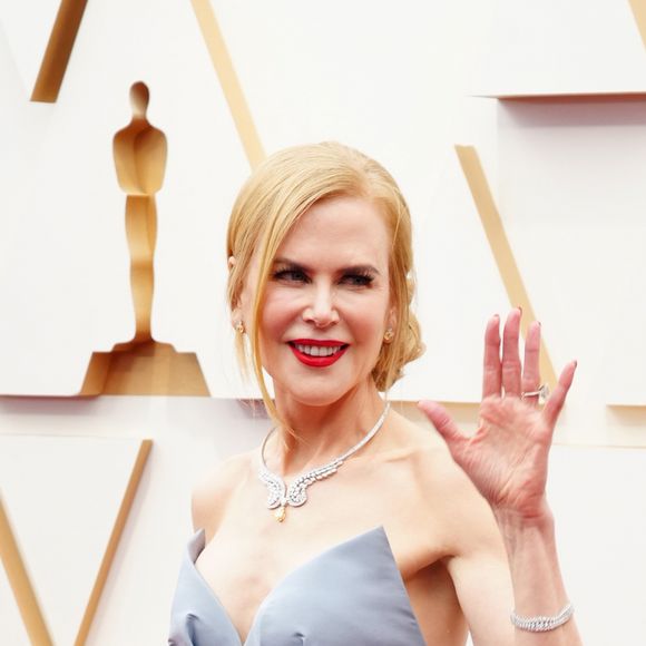 Aos 59 anos, Nicole Kidman reforça a força dos esmaltes claros, escolha frequente da atriz para manter um visual clássico, delicado e atemporal