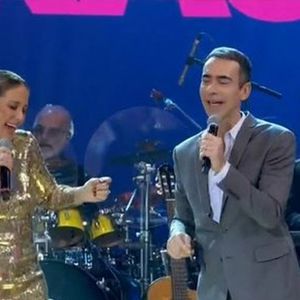 No 'Altas Horas', Ticiane Pinheiro e César Tralli surpreenderam ao cantar a música 'Meu Erro', da banda Os Paralamas do Sucesso