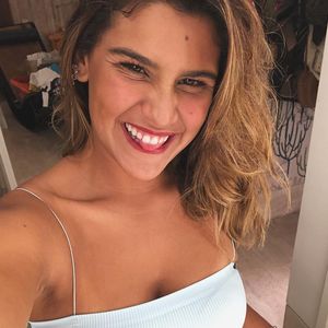 Além das tatuagens, Giulia Costa tem uma pinta na testa como sua marca pessoal