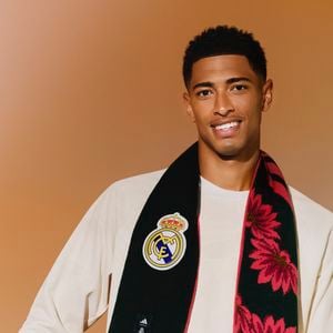 A coleção Adidas x Real Madrid x Farm Rio combina a identidade visual do clube espanhol com as estampas marcantes da marca brasileira. A proposta inclui cores intensas, grafismos florais e padrões botânicos inspirados na natureza, levando referências tropicais para peças ligadas ao universo do futebol e ao cotidiano