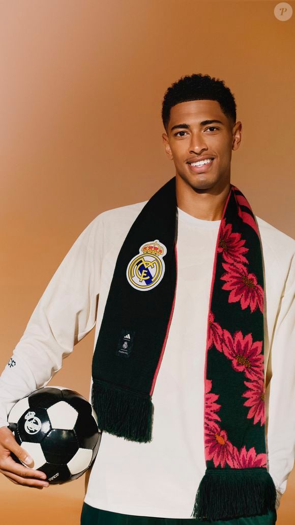 A coleção Adidas x Real Madrid x Farm Rio combina a identidade visual do clube espanhol com as estampas marcantes da marca brasileira. A proposta inclui cores intensas, grafismos florais e padrões botânicos inspirados na natureza, levando referências tropicais para peças ligadas ao universo do futebol e ao cotidiano
