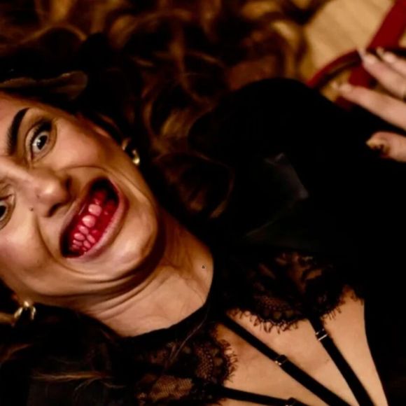 Emoções finais de 'Beleza Fatal': Lola fica com a testa marcada com a palavra 'Assassina', escrita por Sofia.