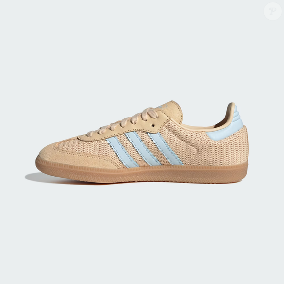 O clássico nunca sai de moda, mas pode - e deve - ganhar capítulos atualizados. É exatamente o caso do Adidas Samba OG com toque retrô de crochê, perfeito para o verão 2026