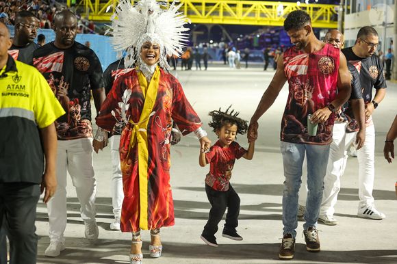Rainha de bateria do Salgueiro, Viviane Araújo chegou na Sapucaí usando uma bandeira da escola de samba