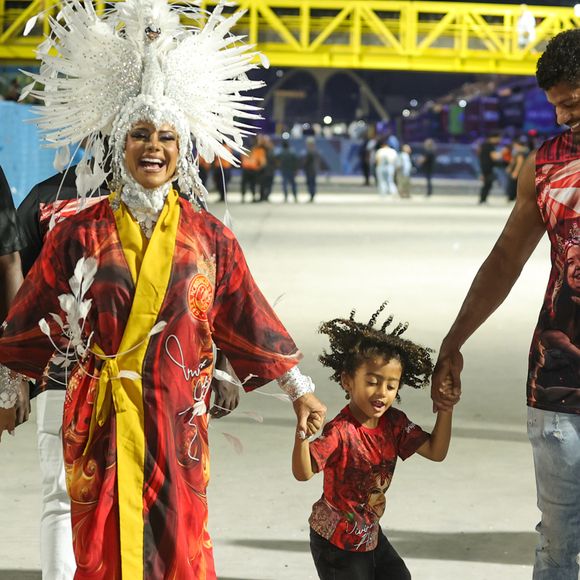 Rainha de bateria do Salgueiro, Viviane Araújo chegou na Sapucaí usando uma bandeira da escola de samba