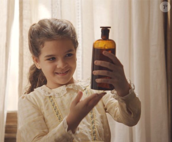 Mel Maia vive a espivitada Felícia na novela 'Além do Tempo'