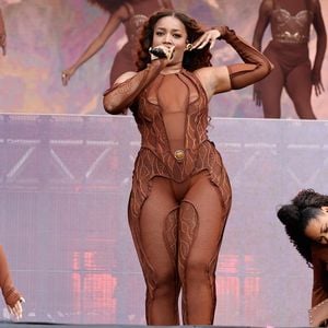 Iza exibiu suas curvas em seu show no The Town