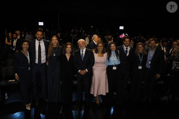 Criticada por presença de Lula em evento do SBT News, Daniela Beyruti (de preto ao lado de Alexandre Pato na foto) garantiu: 'Queremos entregar ao Brasil um jornalismo confiável, sem partido, sem lado. Um jornalismo que não terá viés, não terá algoritmo, não provocará divisão e raiva entre as partes'