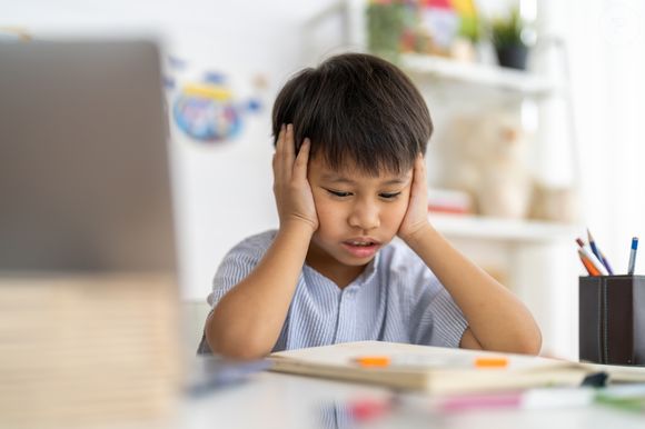 Especialistas reforçam que o modelo baseado apenas em memorização pode gerar aprendizado superficial e esquecimento rápido entre crianças e adolescentes