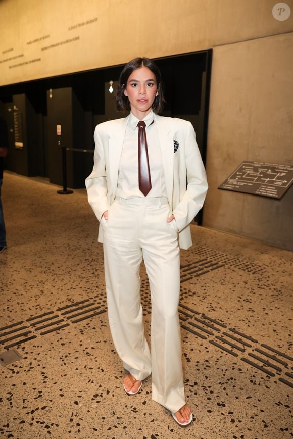 Bruna Marquezine combina blazer, gravata e sandálias em look fashionista durante desfile da Havaianas com Pedro Andrade em São Paulo