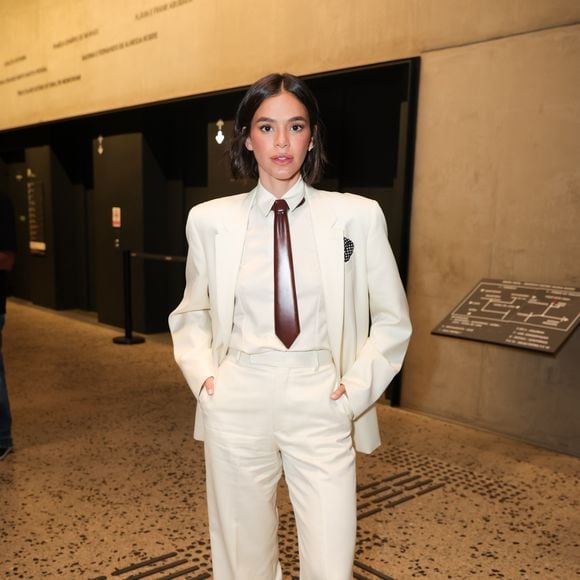 Bruna Marquezine combina blazer, gravata e sandálias em look fashionista durante desfile da Havaianas com Pedro Andrade em São Paulo