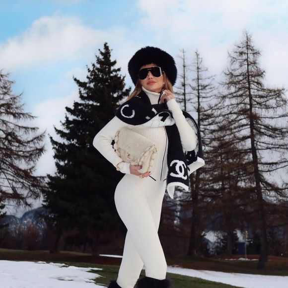 Durante a viagem, Ana Paula Siebert já optou por várias peças grifadas aos seus looks, como as da grife da Chanel.