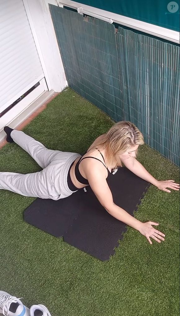A dor na lombar pode ser aliviada se você apoiar as duas mãos no chão, e subir e descer o corpo de forma gradual