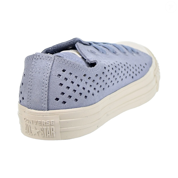 O Chuck Taylor All Star 'Glacier Grey' combina azul claro, padronagem perfurada, fechamento por amarração e bico arredondado, criando uma proposta casual e elegante para o dia a dia