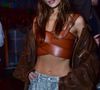 Sasha usa cropped com tecido em couro e combina look com boné