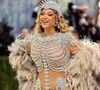 Retorno triunfal! Beyoncé reaparece no Met Gala 2026 após uma década longe da escadaria do Metropolitan Museum of Art e rouba a cena com um look de esqueleto totalmente cravejado, em sintonia com o tema 'Costume Art'