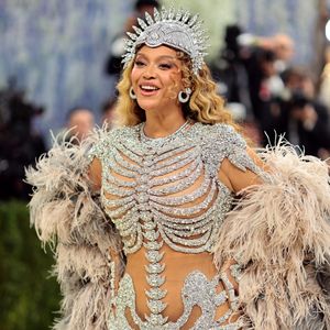 Retorno triunfal! Beyoncé reaparece no Met Gala 2026 após uma década longe da escadaria do Metropolitan Museum of Art e rouba a cena com um look de esqueleto totalmente cravejado, em sintonia com o tema 'Costume Art'