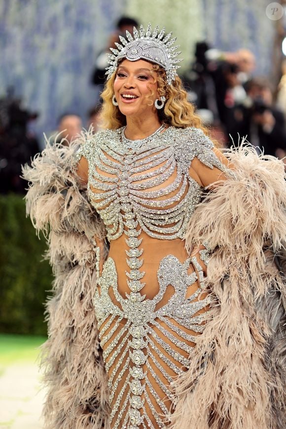 Retorno triunfal! Beyoncé reaparece no Met Gala 2026 após uma década longe da escadaria do Metropolitan Museum of Art e rouba a cena com um look de esqueleto totalmente cravejado, em sintonia com o tema 'Costume Art'