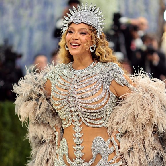Retorno triunfal! Beyoncé reaparece no Met Gala 2026 após uma década longe da escadaria do Metropolitan Museum of Art e rouba a cena com um look de esqueleto totalmente cravejado, em sintonia com o tema 'Costume Art'