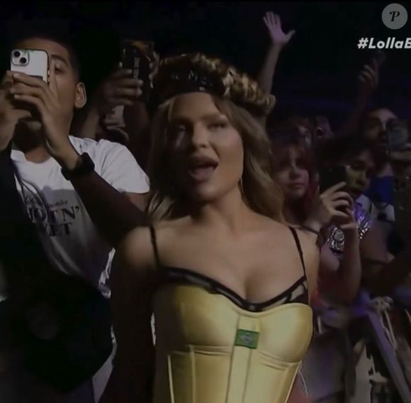 Sabrina Carpenter interage com Luísa Sonza durante dinâmica da música 'Juno' no Lollapalooza 2026